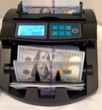 Proceso de conteo de billetes con una contadora: inserción de billetes, verificación de resultados y optimización del cierre de caja.