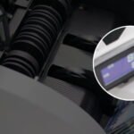 Contadora de billetes en funcionamiento con billetes apilados, resaltando errores comunes que pueden afectar su rendimiento.